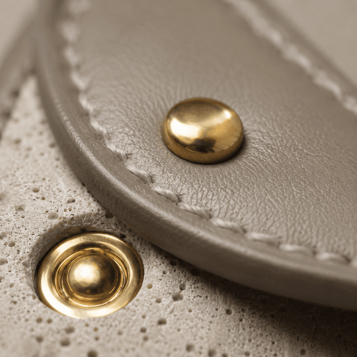 PORTALE — macro du rivet et de la pression en laiton doré